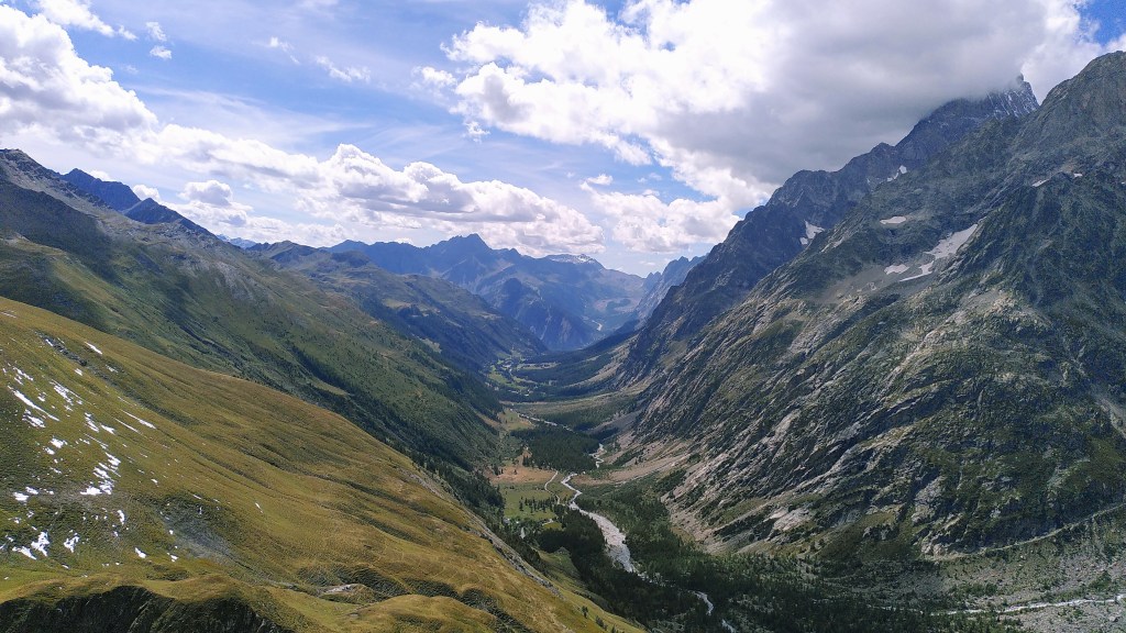 Val D'Aoste, passage des coureurs et coureuses des TorX
